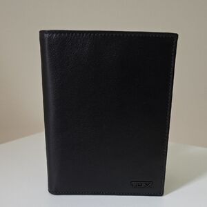 Tumi Delta SLG Mens Passport Case In Black Leather.  New In Box